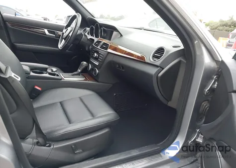 2014 Mercedes-Benz C 250 Sport z USA, uszkodzony, nr VIN WDDGF4HB0EG241233